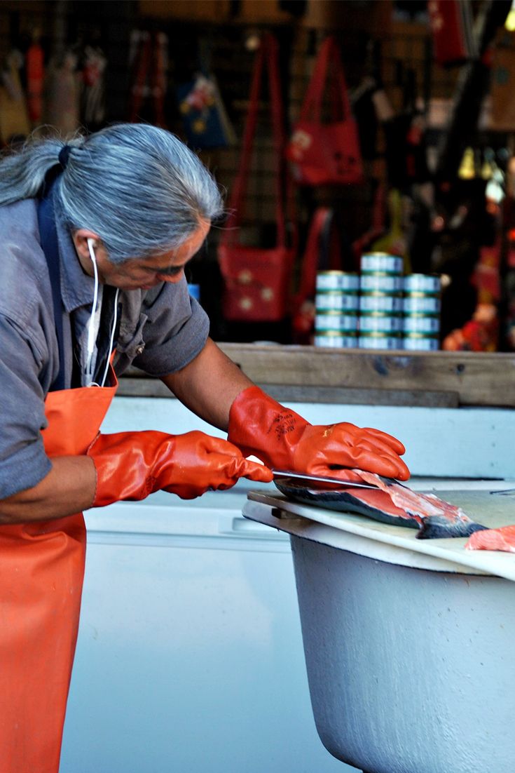 Worker processing fish with SHOWA 620 Gloves